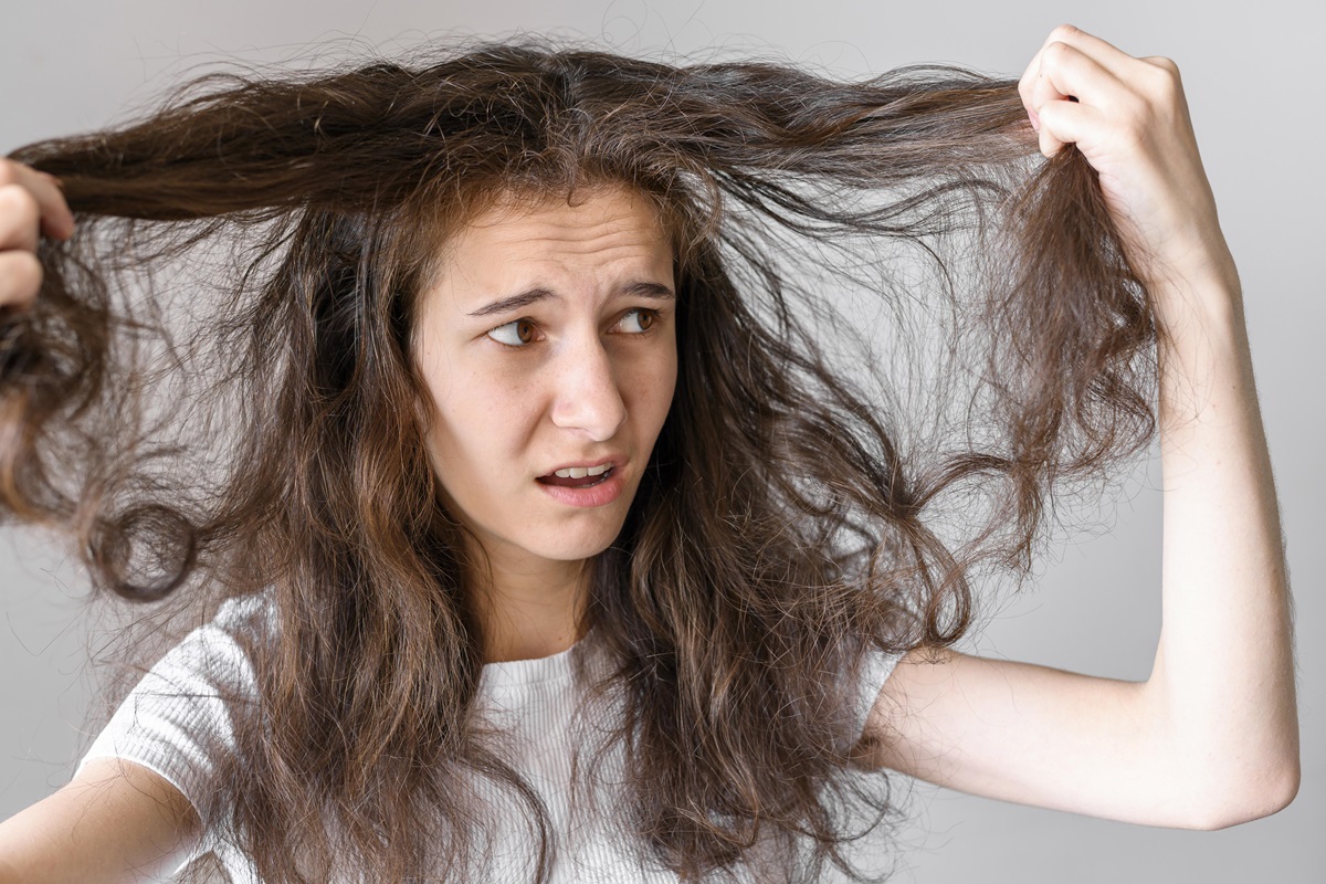 Como combater o frizz no cabelo e quais são as principais causas?