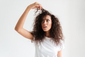 Como combater o frizz no cabelo e quais são as principais causas?