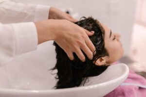 O que pode causar o ressecamento do cabelo?