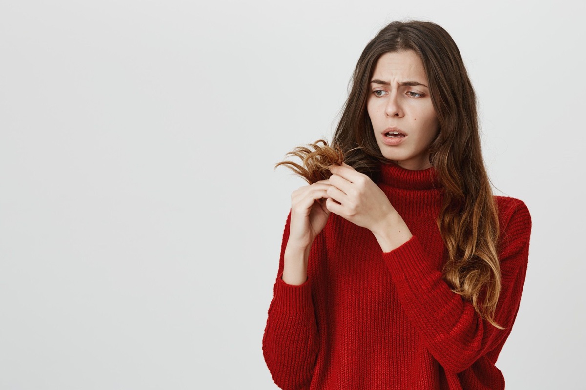 O que causa o cabelo poroso e como cuidar desse dano?