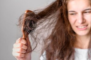 O que causa o cabelo poroso e como cuidar desse dano?