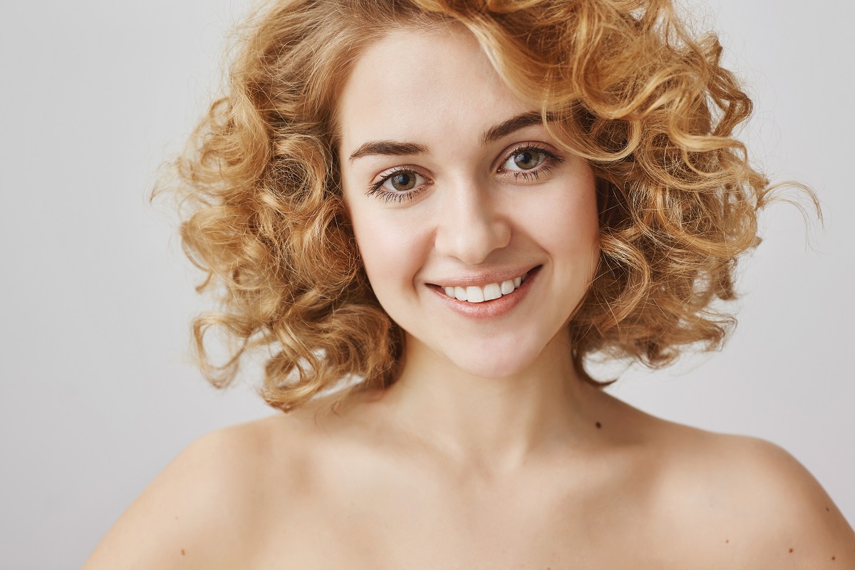 Como cuidar de cabelo cacheado loiro?