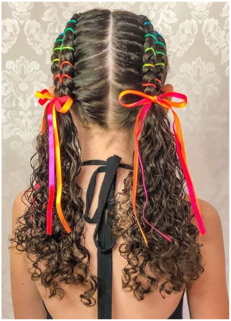 Foto de um cabelo castanho trançado, com fitas.