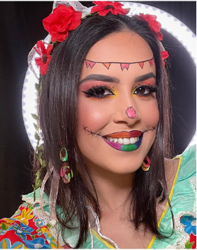 Uma mulher com uma maquiagem colorida de festa junina