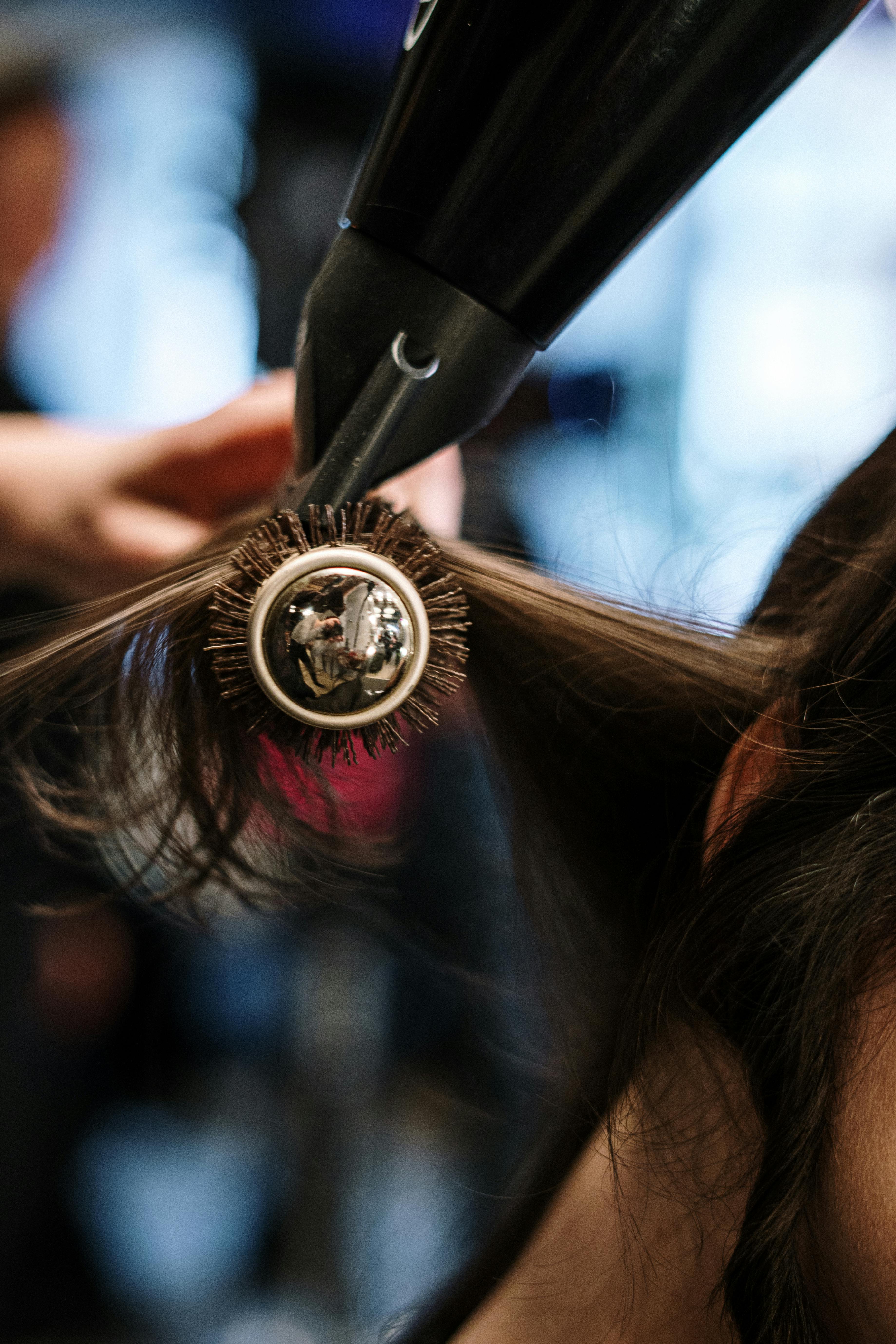 Uma foto de um cabelo recebendo uma progressiva