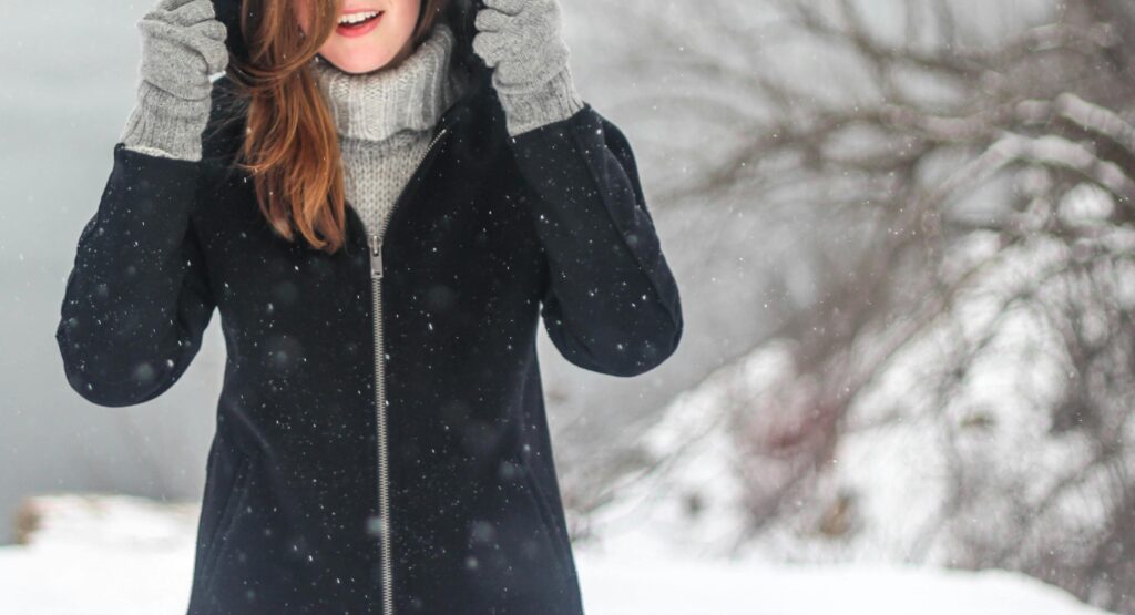 Mulher se protegendo do frio