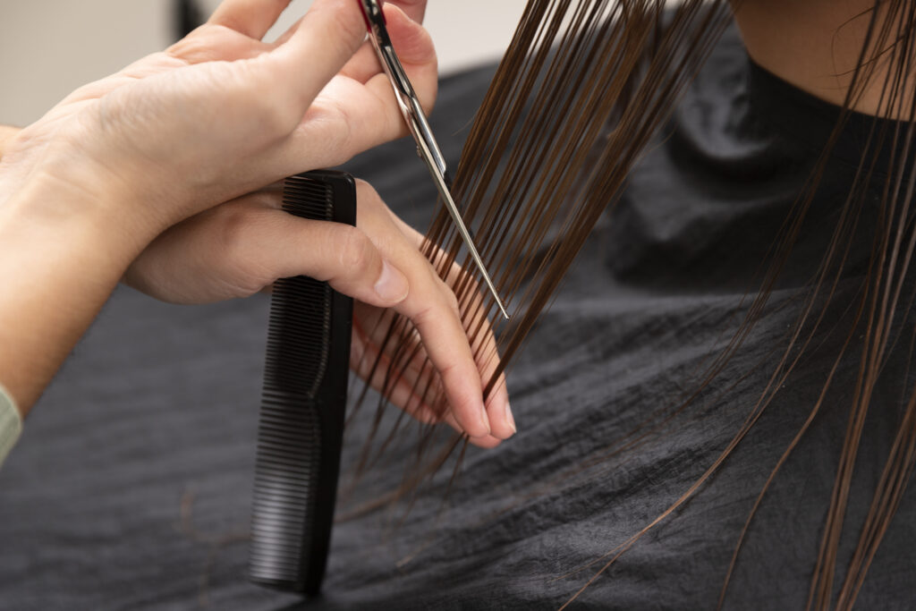 mulher cortando cabelo