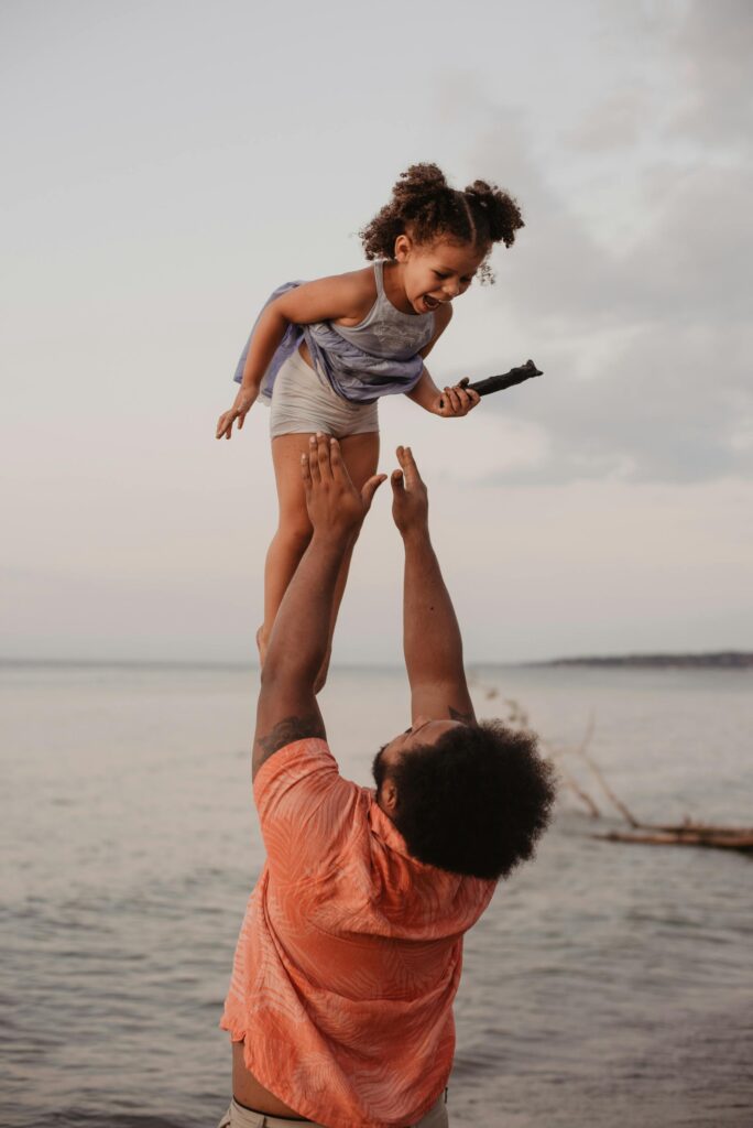 pai jogando a filha alto